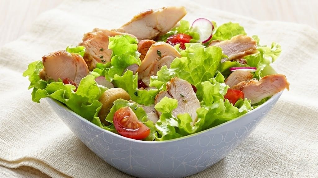 Salade Et Morceaux de Viande Ou Émincés de Poulet