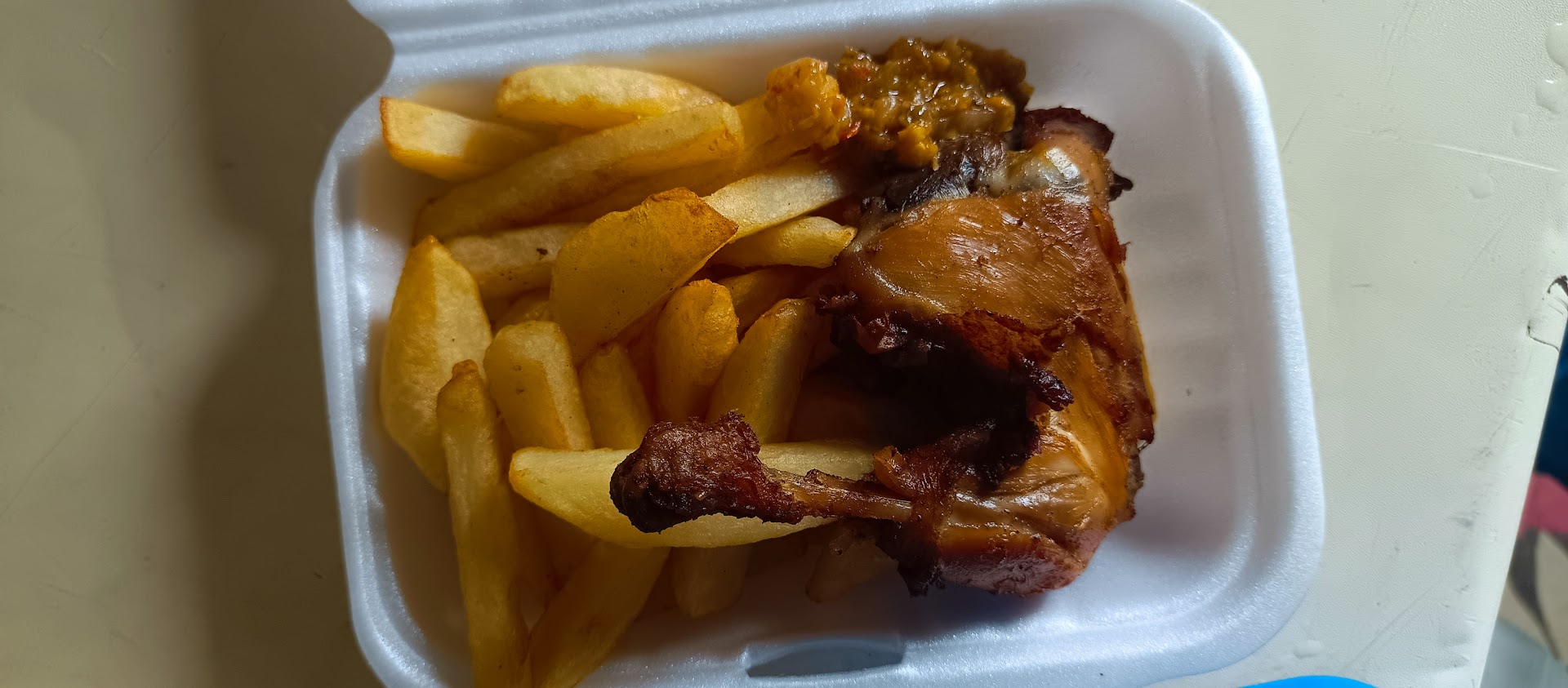 Poulet grillé accompagné de frites